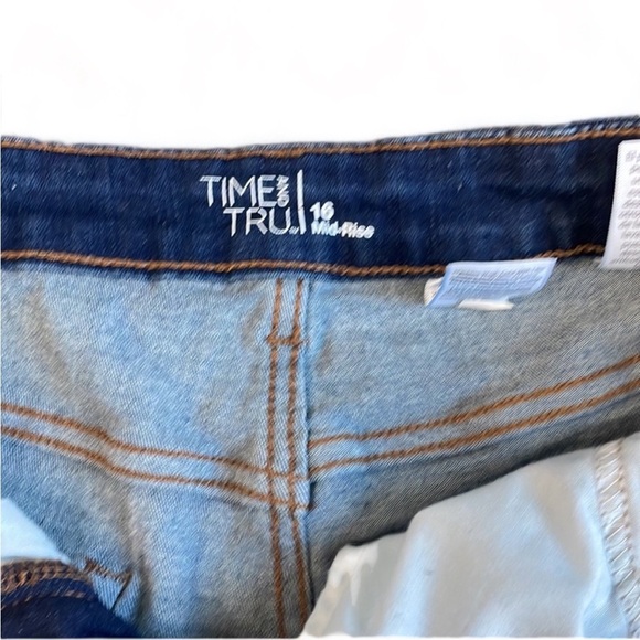 Time & Tru Cuffed Denim Shorts - Picture 4 of 5